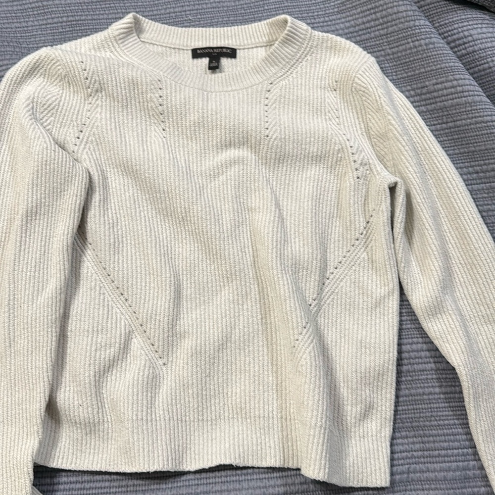 Cute Banana Republic sweater in cream! Size small